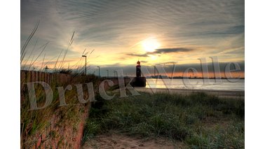 Leuchtturm am Kai im Sonnenuntergang