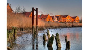 Häuser am Wasser im Sonnenuntergang