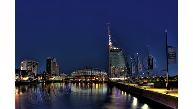 Beleuchtete Gebäude bei Nacht