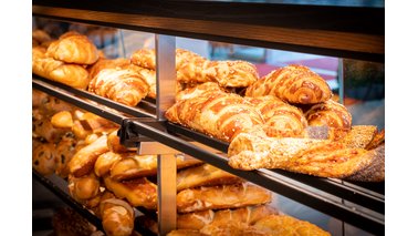 Croissants in einer Theke