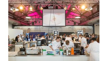 Viele Menschen kochen zusammen in einem Raum