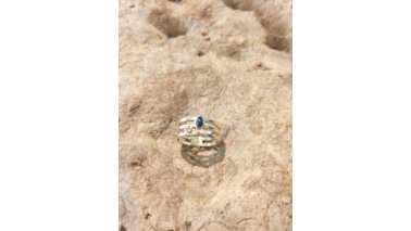 Ein Ring auf einem Stein