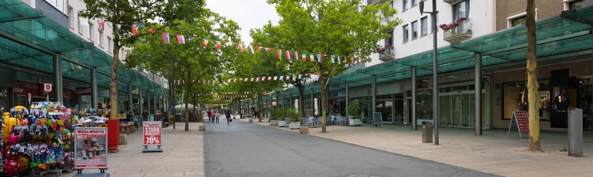 Eine Straße mit vielen Geschäften