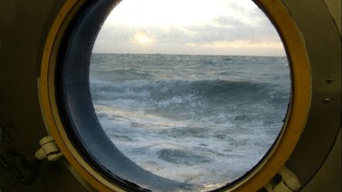 Durch ein Bullauge kann man aufs Meer blicken | © Thünen-Institut