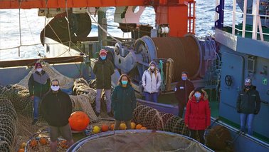 Eine Gruppe von Menschen steht an Deck eines Schiffes | © Thünen-Institut