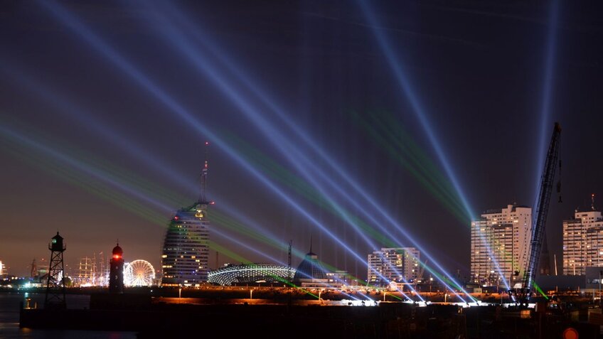 Nachtaufnahme der Havenwelten mit Laserlichtern | © Wolfhard Scheer