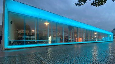 Ein Gebäude leuchtet im dunkeln blau | © Deutsches Schifffahrtsmuseum / Christoph Geiger