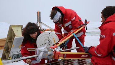 Wissenschaftler bauen ein Instrument ab | © Lisa Grosfeld