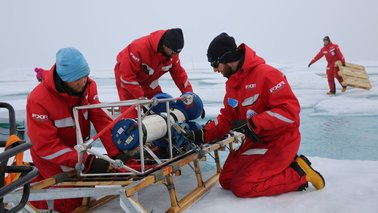 Forscher bauen Forschungsgeräte auf einer Eisscholle ab | © Lisa Grosfeld