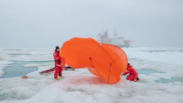 Wissenschaftler lagern einen Fesselballon ein | © Lianna Nixon