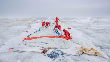 Wissenschaftler lagern einen Fesselballon ein | © Lianna Nixon