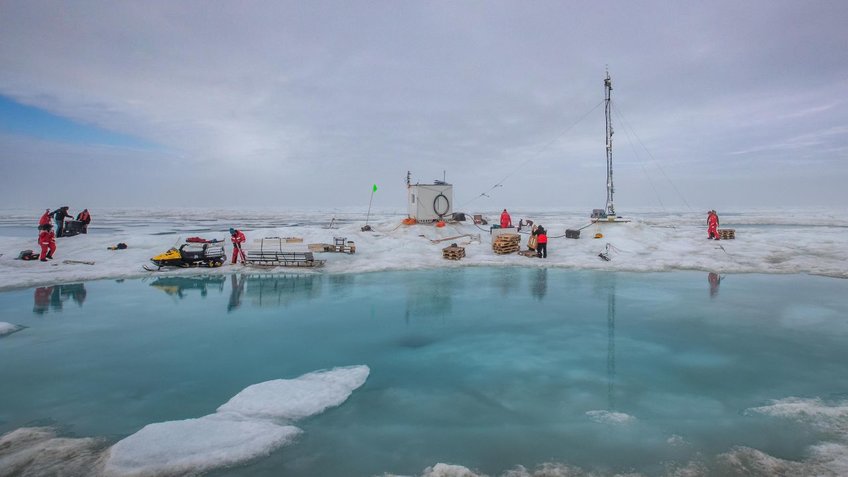 Wissenschaftler lagern Messgeräte ein | © Lianna Nixon