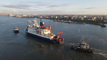 Ein Schiff fährt entlang der Seebäderkaje | © Annika Meyer