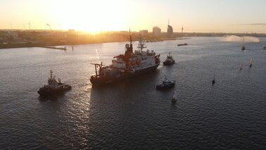 Ein Schiff fährt im Sonnenaufgang | © Annika Meyer