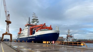 Ein Schiff liegt an einer Kaje | © Annika Meyer