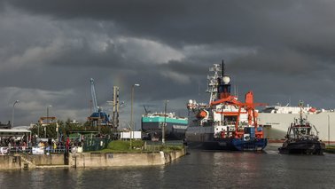 Ein Schiff fährt in den Hafen ein | © Kerstin Rolfes