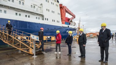 Menschen stehen an einer Kaje und begrüßen Crewmitglieder eines Schiffes | © Kerstin Rolfes