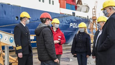 FS Polarstern kehrt nach einem Jahr von der einjährigen, internationalen Expedition aus der zentralen Arktis zurück. Von links nach rechts: Kapitän Thomas Wunderlich, MOSAiC-Expeditionsleiter Prof. Dr. Markus Rex (AWI), Bundesforschungsministerin Anja Karliczek, AWI-Direktorin Prof. Dr. Antje Boetius, Bremerhavens Oberbürgermeister Melf Grantz und der Bremer Bürgermeister Dr. Andreas Bovenschulte | Keine freie Verwendung | © Kerstin Rolfes Menschen stehen an der Kaje und begrüßen die Crew eines Schiffes | © Kerstin Rolfes