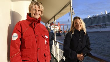 Zwei Frauen stehen an der Rehling eines Schiffes | © Kerstin Rolfes