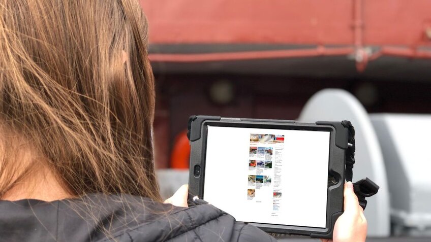 Eine junge Frau guckt auf ein Tablet | © Mailin Knoke, Erlebnis Bremerhaven GmbH