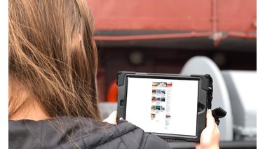 Eine junge Frau guckt auf ein Tablet | © Mailin Knoke, Erlebnis Bremerhaven GmbH