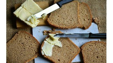 Brot und Butter stehen auf einem Tablett. | © Pixabay
