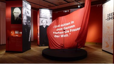 eine Ausstellung in einem Museum. | © Deutsches Auswandererhaus / Foto: Dominik Laupichler