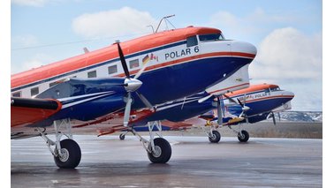 Zwei Propellerflugzeuge stehen auf einer Landebahn | © R. Waltenberg / Alfred - Wegener - Institut