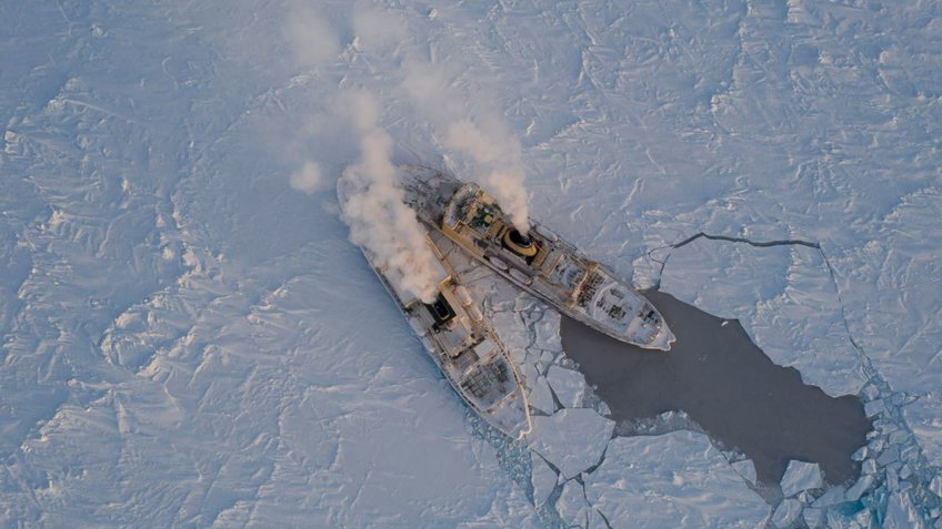 Zwei Eisbrecher in der Arktis, von oben fotografiert | © Steffen Graupner