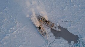 Zwei Eisbrecher in der Arktis, von oben fotografiert | © Steffen Graupner