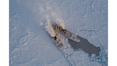 Zwei Eisbrecher in der Arktis, von oben fotografiert | © Steffen Graupner