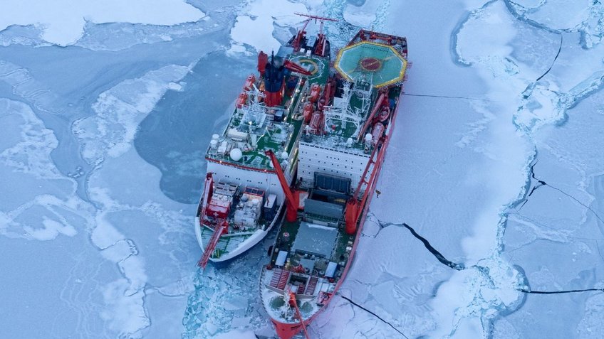 Zwei Schiffe liegen nebeneinander im Eis | © Jan Rohde