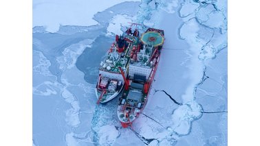 Zwei Schiffe liegen nebeneinander im Eis | © Jan Rohde