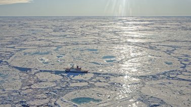 Luftaufnahme eines Schiffes im Eis | © Markus Rex