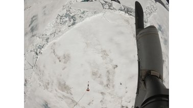 Blick aus einem Helikopter auf das Eis | © AWi Helikopter
