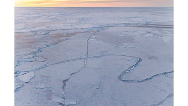 Aufnahme von Rissen im Antarktischen Eis | © Mario Hoppmann