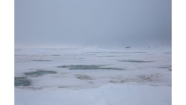 Fahrzeuge stehen in antarktischen Eis | © Lisa Grosfeld