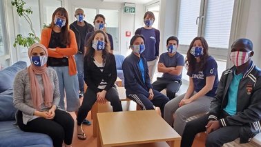 Eine Gruppe Studenten mit bunten Masken | © Anthony Ndah