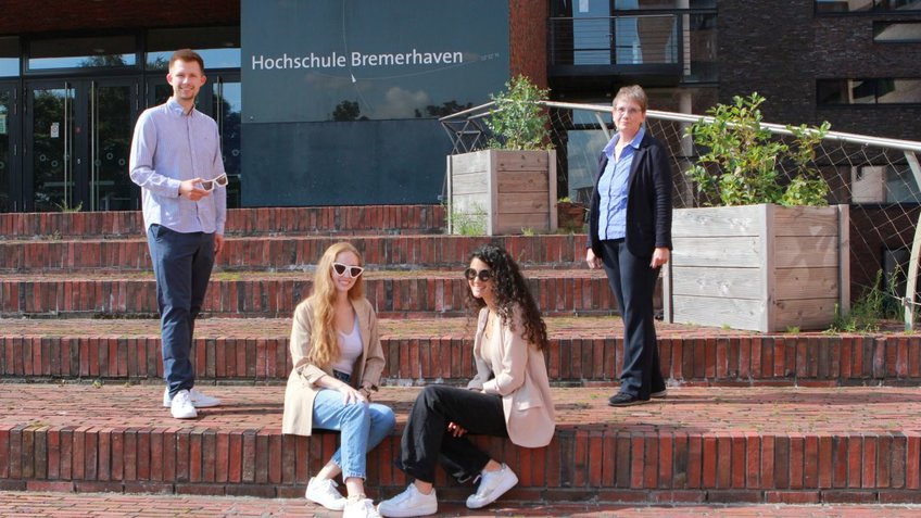 Eine Gruppe junger Leute posiert auf einer Treppe | © Paulina Rottmann / Hochschule Bremerhaven