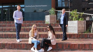 Eine Gruppe junger Leute posiert auf einer Treppe | © Paulina Rottmann / Hochschule Bremerhaven
