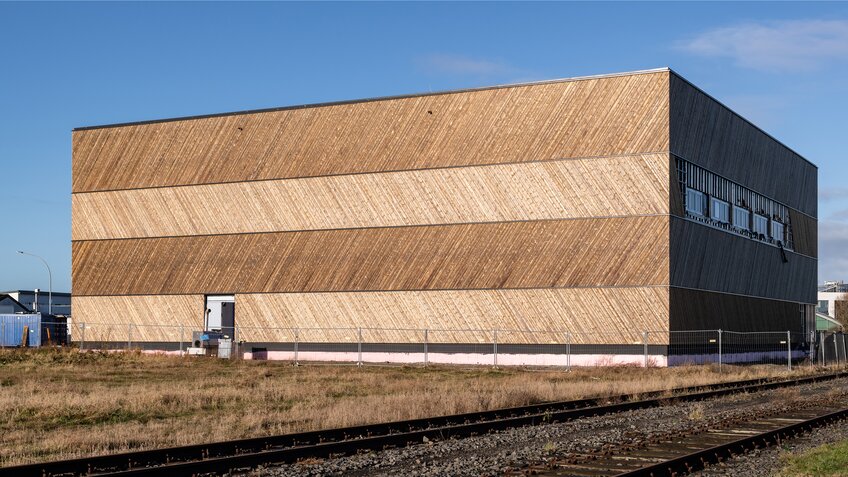 Ein neu errichtetes Forschungsgebäude mit Planken-Optik. | © Helena Grebe