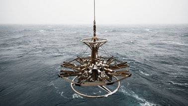 Ein Forschungsgerät schwebt über der Meeresoberfläche | © Tim Kalvelage