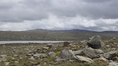 Große Steine an einem See | © University of Iceland / Steffen Mischke