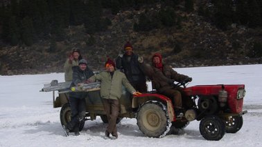 Menschen an einem Auto | © University of Iceland / Steffen Mischke