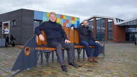 Eine Bank aus Holz in Fischform | © Tanja Mehl 