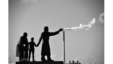 Das Auswandererdenkmal in Bremerhaven in schwarz/weiß.  | © Nadja Cappelmann