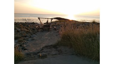 Ein Strandabschnitt mit dem Blick aufs Meer bei Sonnenuntergang. | © Katrin Oertel