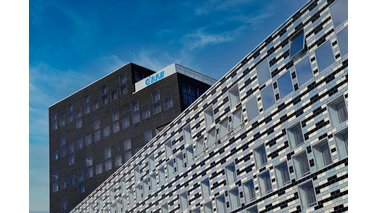 Der Blick nach oben auf zwei Gebäude. | © Wolfgang Tuttlies-Kolberg 