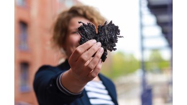 Eine Dame hält ein Herz aus Algen in der Hand. | © Emina Seiffert