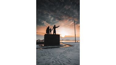 Der Blick auf das Auswanderer-Denkmal bei untergehender Sonne. | © Isabell Almer